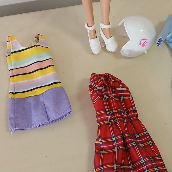 Barbie doll with clothes and accessories - Picture 5 of 5